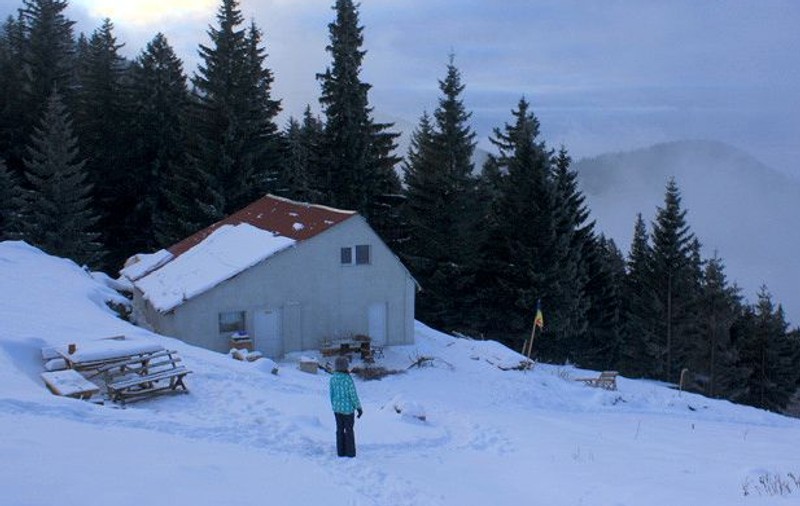 Doi alpinişti accidentaţi în munţii Făgăraş, coborâţi de salvatori şi transportaţi la spital