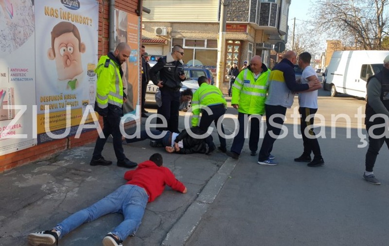 Scandal la Constanța, după un accident rutier. Poliţiştii au încătuşat mai multe persoane (VIDEO)