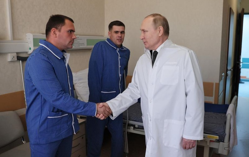 Putin, în vizită la spital la militarii ruși răniți în războiul din Ucraina. „Deci, vrei să îți servești patria?”