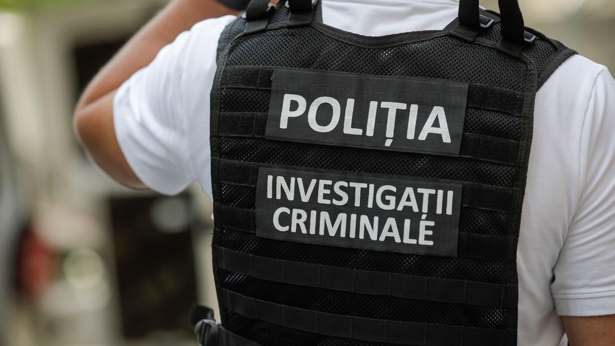 Detalii cu vesta unui politist roman cu textul „Politia. Investigatii Criminale”. Foto: Profimedia