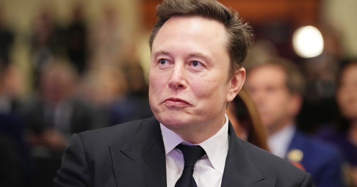 Elon Musk ascultă în timp ce președintele ales al SUA, Donald Trump, se adresează unei reuniuni a grupului parlamentar republican din Camera Reprezentanților, la hotelul Hyatt Regency de pe Capitol Hill, în Washington, D.C., pe 13 noiembrie 2024