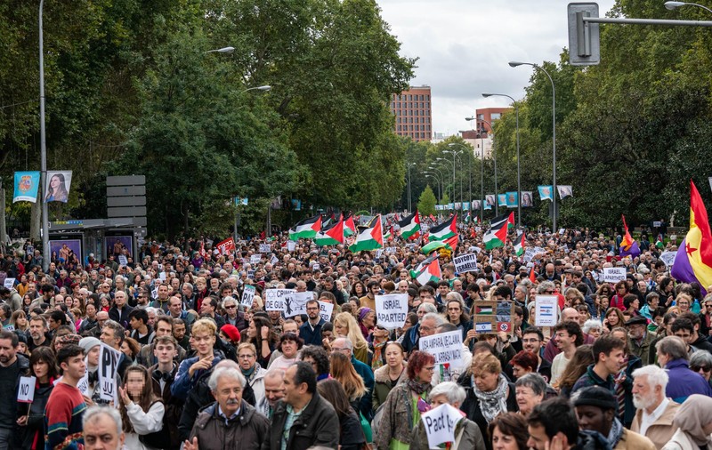 Manifestații propalestiniene în mai multe orașe din Europa. La Madrid, 35.000 de oameni au ieșit în stradă, cerând un armistițiu imediat între Israel și Hamas | VIDEO