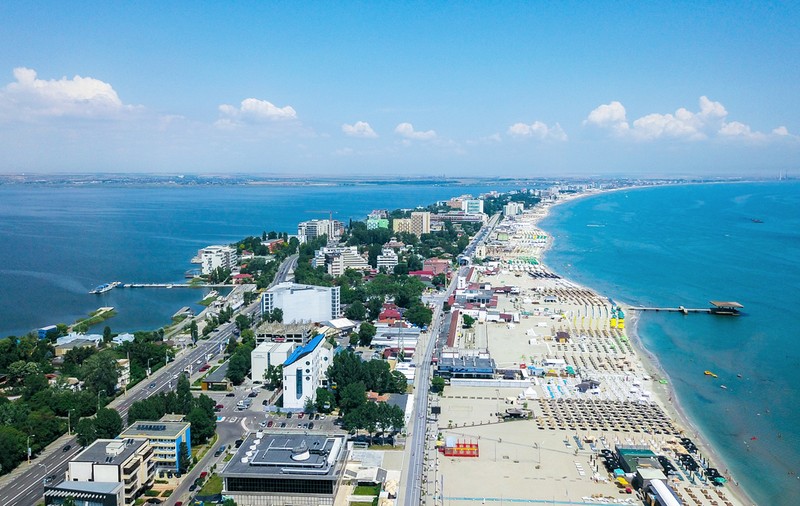 Zeci de oameni, scoși noaptea de ISU dintr-un hotel din Mamaia. Care a fost motivul evacuării