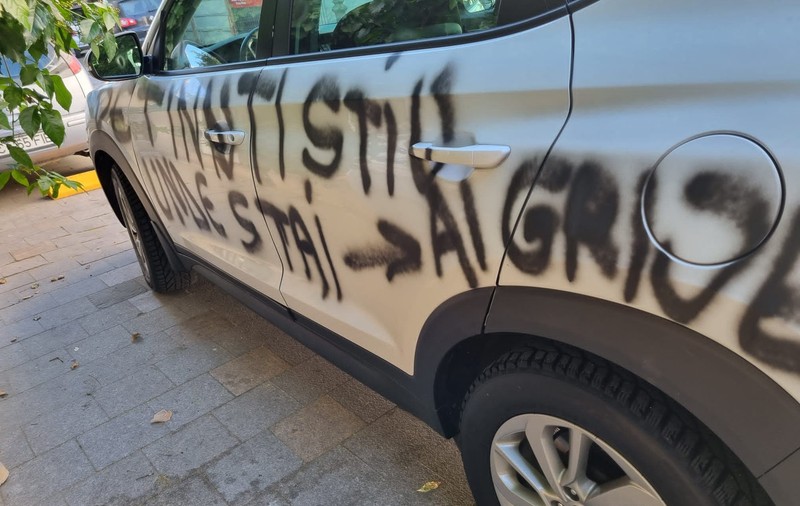 Un judecător din Medgidia a fost amenințat. „Știu unde stai, ai grijă de tine”, scris cu spray negru pe mașina sa