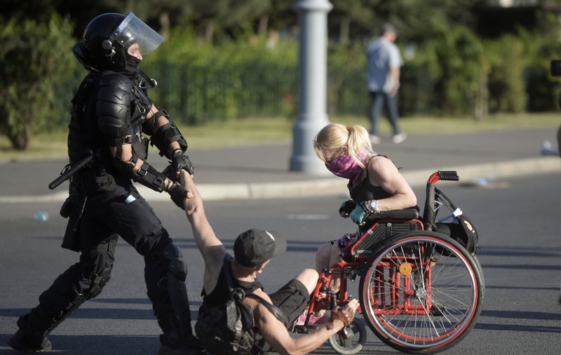 Proiectul semnat de Carmen Dan şi Florin Iordache, care dă puteri sporite poliţiştilor, a fost votat de Parlament. Opoziţia anunţă că va ataca legea la CCR