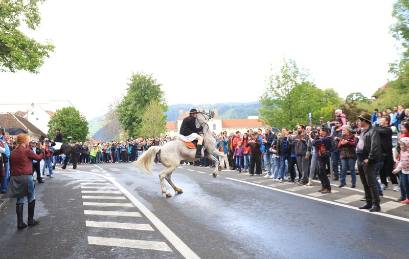Mii de oameni au asistat la Parada Junilor la Brașov | GALERIE FOTO