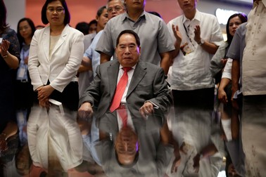 epa07299252 (FILE) - Filipino businessman tycoon Henry Sy Sr. (C), 88, attends a mass prior to the ceremonial opening of his giant Mall in Taguig City, eastern Manila, Philippines, 16 May 2013 (reissued 19 January 2019). According to reports, Henry Sy has died at the age of 94 on the morning of 19 January 2019 in his sleep. EPA-EFE/DENNIS M. SABANGAN