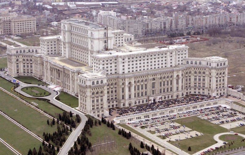 PANICĂ la Palatul Parlamentului. Un bărbat a intrat și a strigat ”Allahu Akbar”. Angajații SPP au intrat în alertă