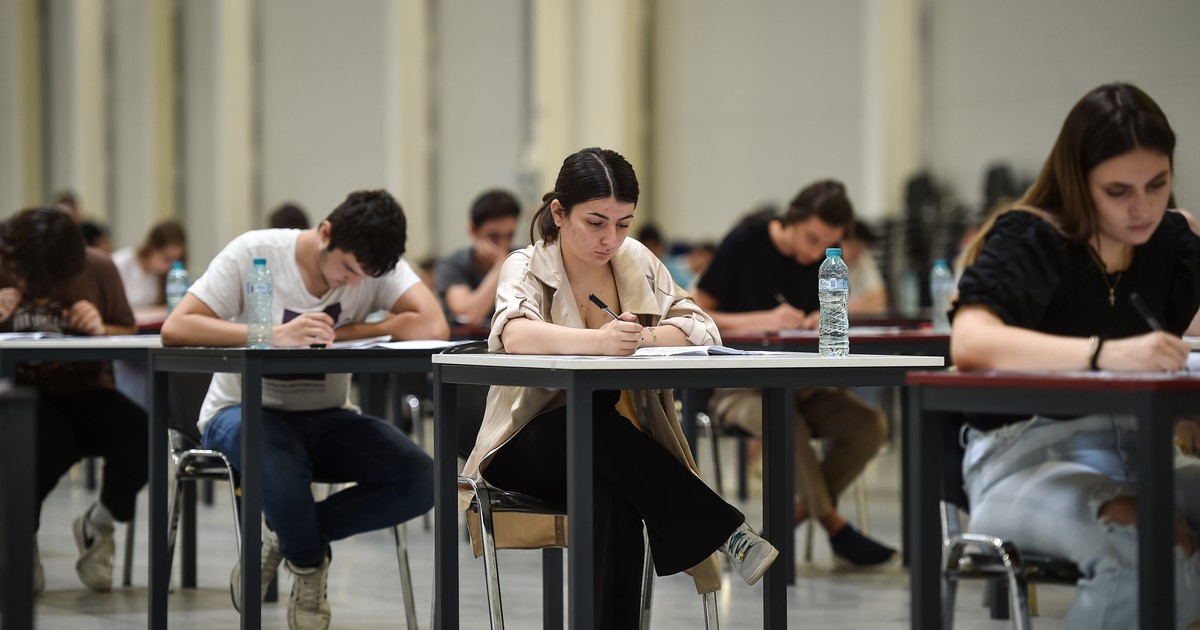 Profesori care sustin un examen