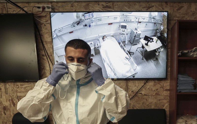 Zeci de israelieni vindecați de COVID s-au întors în spital pentru a-i ajuta pe pacienții care încă se luptă cu boala: „Sunt singuri, e important   să discute cineva cu ei”