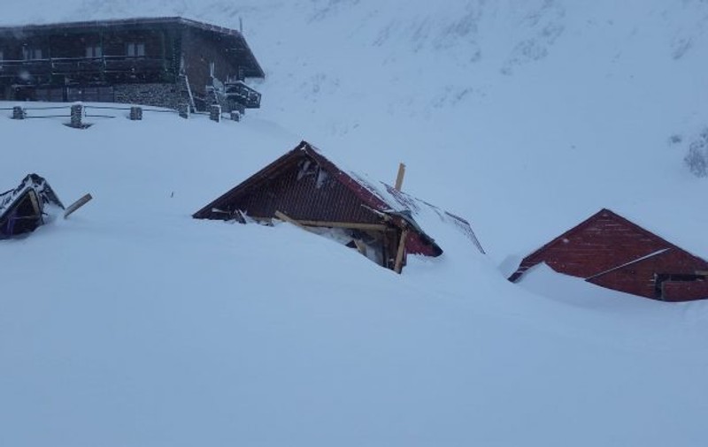 Risc mare de avalanşă în munţii Făgăraş, unde este cel mai mare strat de zăpadă din România