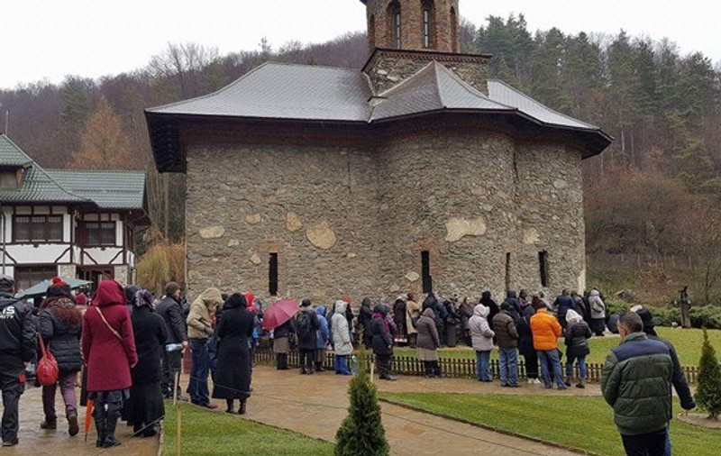 În pelerinaj la Prislop, după ce l-a cunoscut pe Arsenie Boca! ”Avea o privire pătrunzătoare”