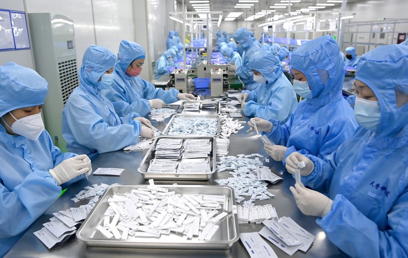 Cercetătorii din China au publicat noi date despre originea COVID. Ce arată mostrele prelevate din piața din Wuhan