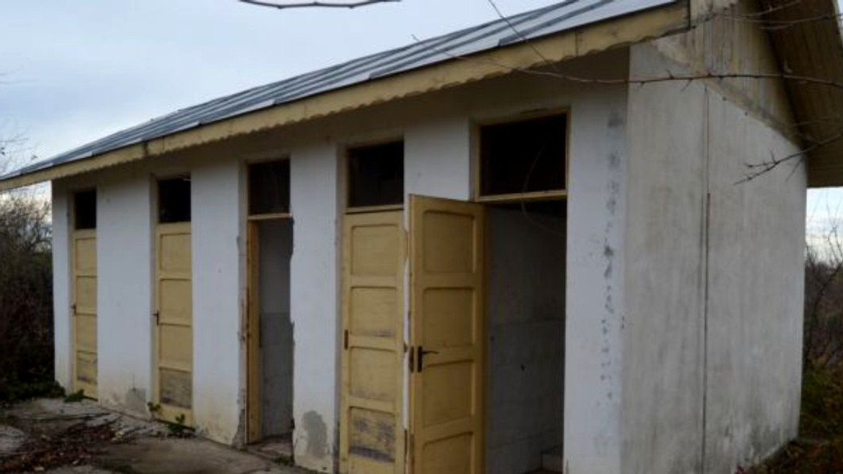 Școlile cu toalete în curte vor fi dotate cu containere cu baie