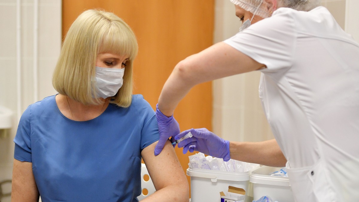 O voluntară este vaccinată la o clinică din Moscova cu primul vaccin lansat împotriva COVID-19. Foto Hepta