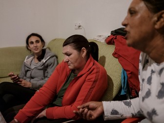 Elena Stancu, jurnalistă la Teleleu.eu și Libertatea, înregistrează discuțiile cu româncele de la cazări în Palos de la Frontera