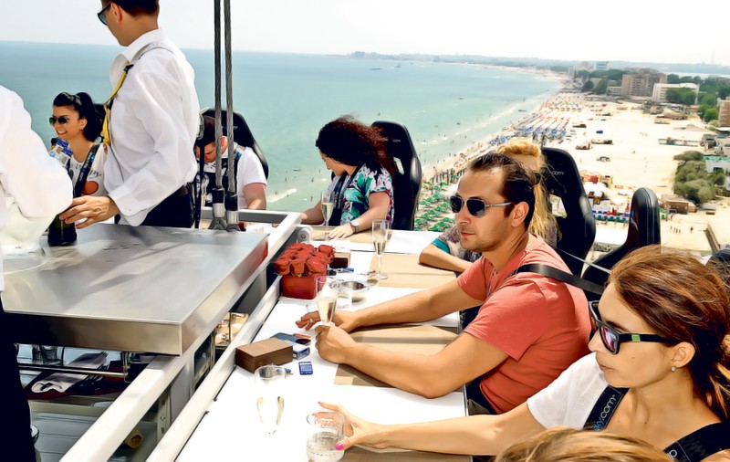 După ce a fost pe Litoral, restaurantul de pe macara se mută în Bucureşti! Ai curaj să mănânci la 50 m înălţime?