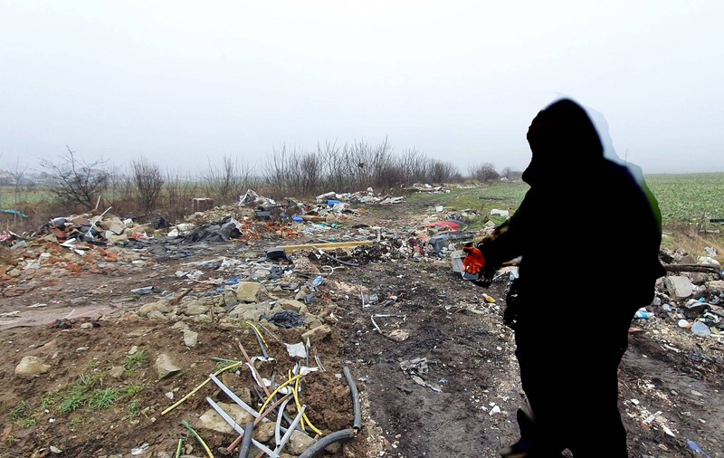 Disperați că deșeurile din Ilfov nu au fost ridicate după control, localnicii apelează la muncitorii de pe câmp. „Ne roagă să luăm numerele mașinilor care aruncă gunoaie”