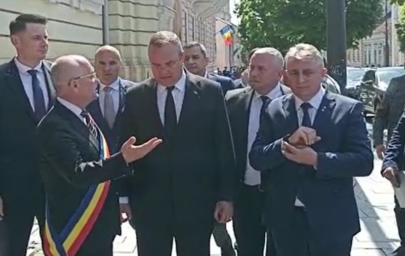 Întâmpinat de profesori protestatari la Cluj, Ciucă le transmite acestora „să nu ne împingă să facem aceleași greșeli care s-au făcut în acești 30 de ani”