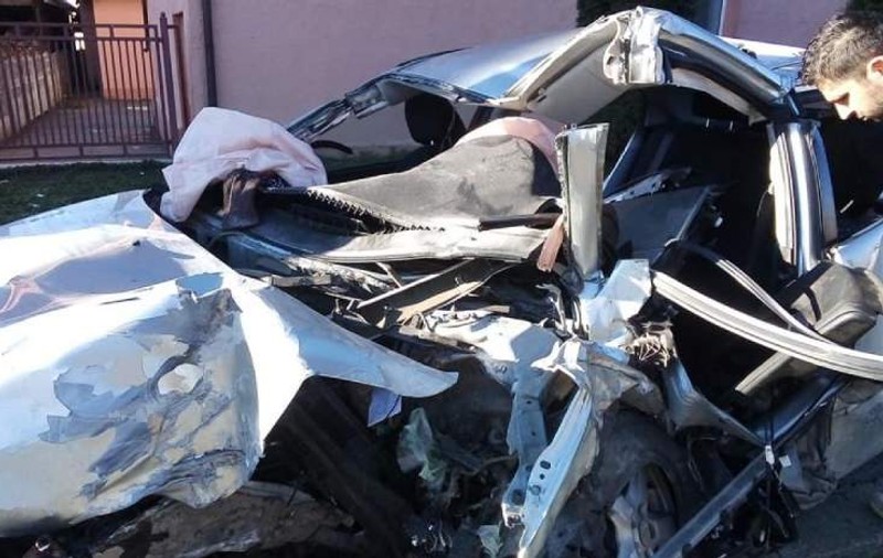 Un tânăr de 18 ani a murit după ce s-a izbit de un stâlp, la 130 de km/h. “Moartea nu întreabă câţi ani ai”