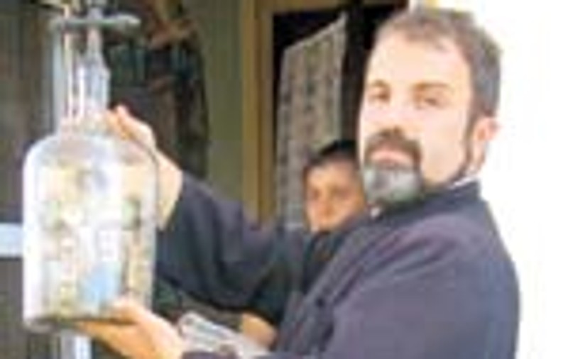 'Icoana crescuta in sticla ne apara biserica de  hoti'