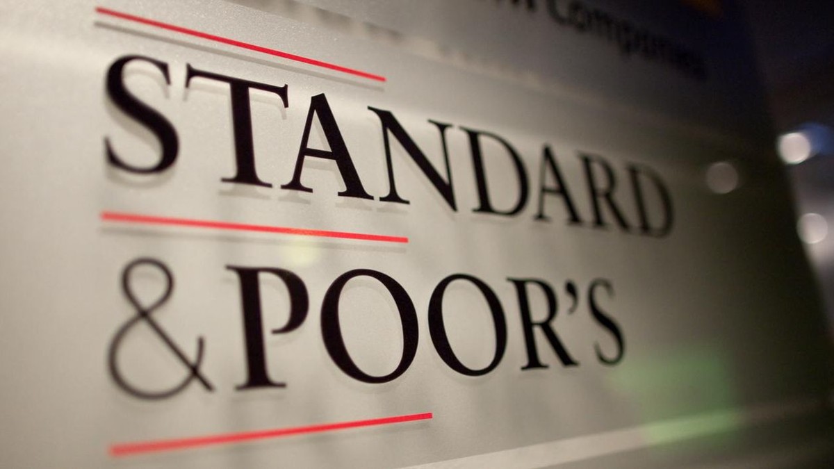 Standard & Poor's a înrăutăţit perspectiva ratingului României