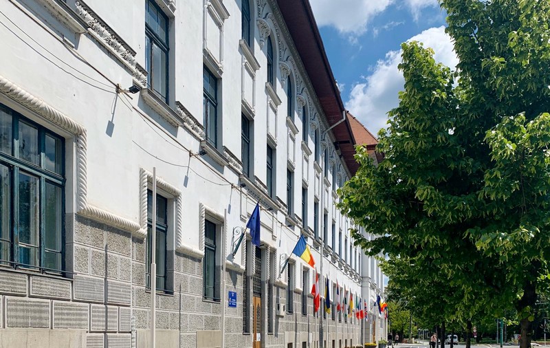 Turnicheți de 100.000 de euro la Primăria Timișoara: oamenii vor mai putea intra în clădire doar pe rând