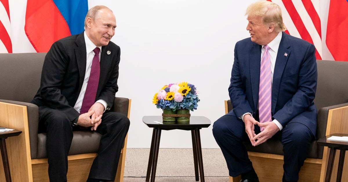 Vladimir Putin și Donald Trump, cu zâmbetul pe buze pe durata unei întâlniri