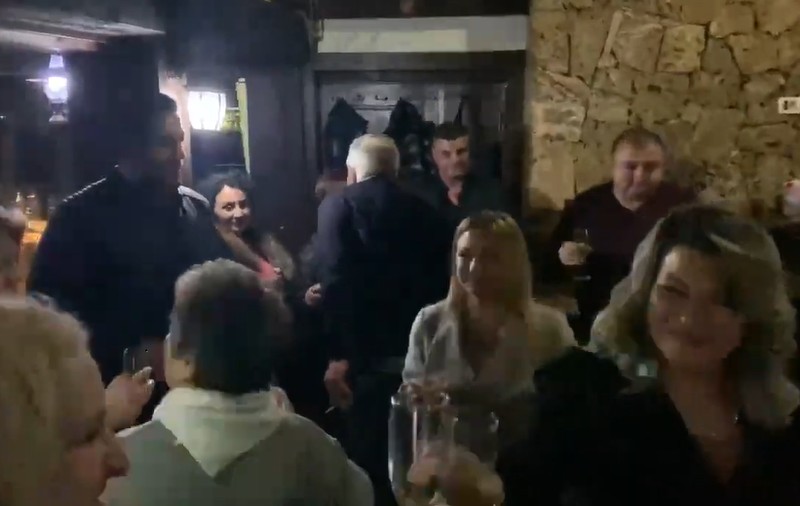 VIDEO | Amenzi de peste 27.000 de lei, după o petrecere la care invitații s-au luat în brațe și au dansat. Vicepreședintele ANPC, printre invitați