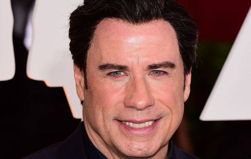 Incident jenant la gala premiilor OSCAR 2015! John Travolta a sărutat-o pe Scarlett Johansson, pe covorul roșu. Cum a reacționat actrița | FOTO 