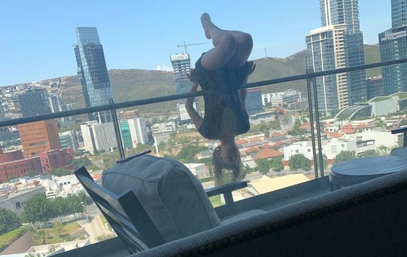 O tânără din Mexic a căzut de la balcon după un exercițiu extrem de yoga. A supraviețuit miraculos, dar e în stare critică