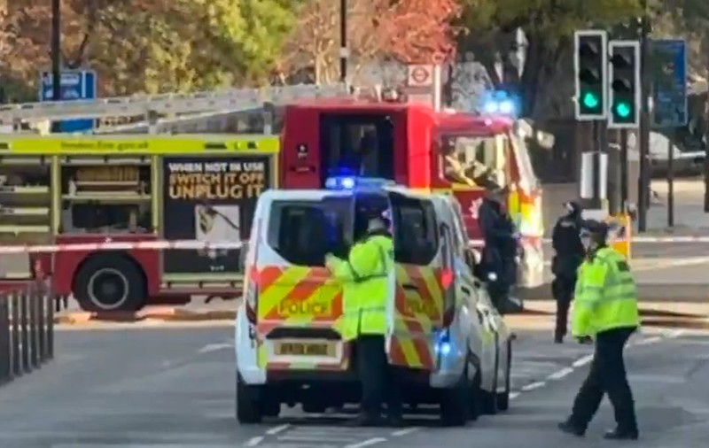 Un colet suspect a fost detonat în fața ambasadei americane din Londra