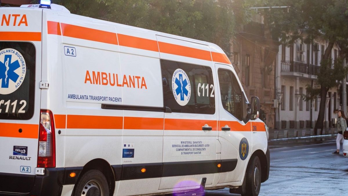 Imagine cu o ambulanță în mers prin oraș