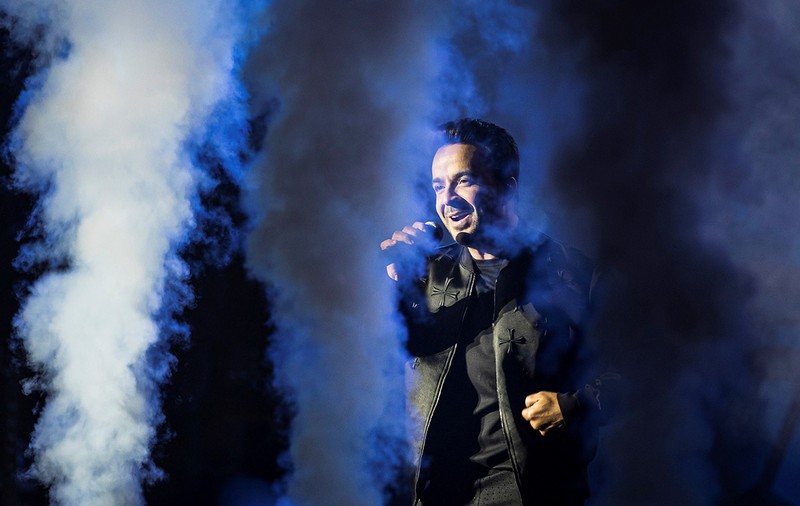 Luis Fonsi a luat 100.000 de euro pentru doar 5 melodii cântate într-un club de fițe din Mamaia