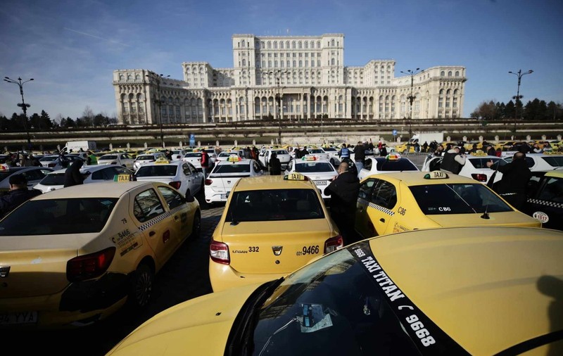 Sute de taximetrişti au protestat din nou în Piaţa Constituţiei. Ce revendicări au avut