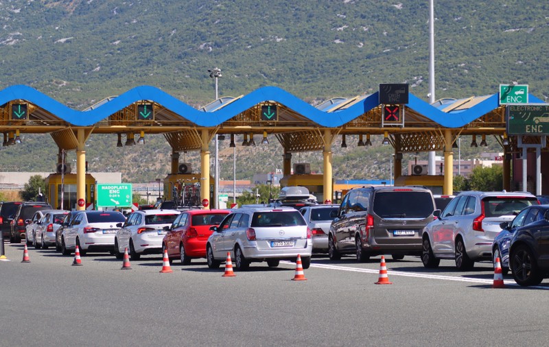 Schimbare pentru șoferii români care merg cu mașina spre Adriatică: tarife mai mari din vară și sistem nou de plată pe autostrăzile din Croația