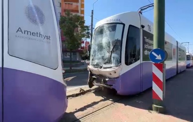 Două tramvaie s-au ciocnit pe un bulevard din Timișoara. O pasageră a fost rănită