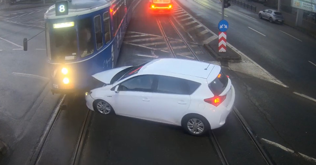 O mașină a intrat într-un tramvai, în Iași.