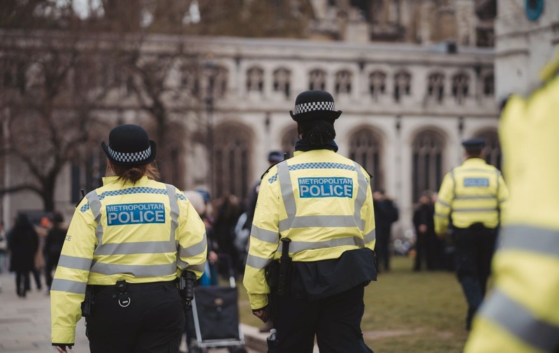 Un bărbat „înarmat cu o arbaletă” și care a încercat să intre cu forța într-o clădire din Londra a fost împușcat mortal de poliție