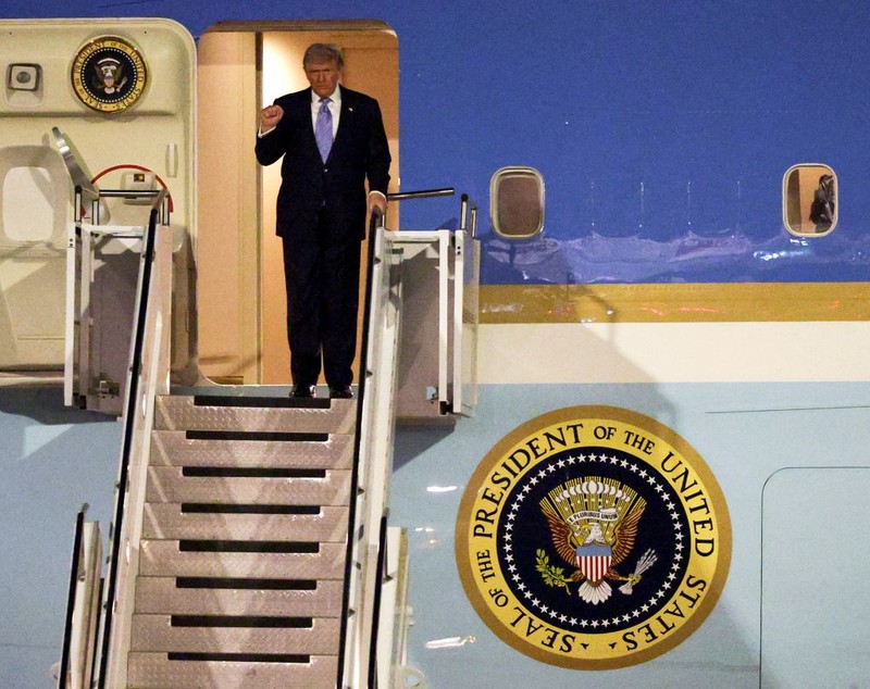Donald Trump a ajuns în China pentru întâlnirea cu Xi Jinping: imagini de la primirea liderului american