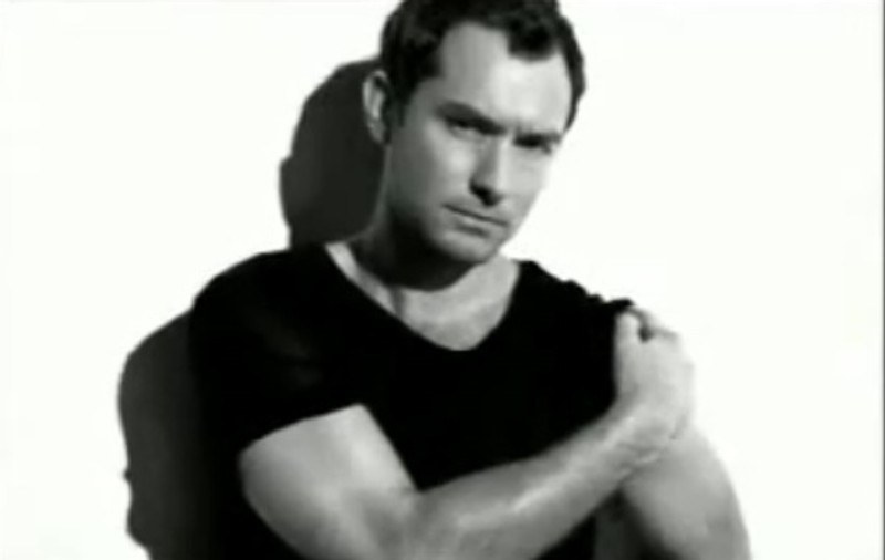 Video / Jude Law, seducător în reclama Dior Homme Sport