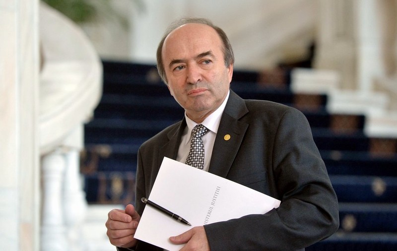 CTP, despre Tudorel Toader: “A uitat de vacanța la Neptun cu domnul Dragnea! Cu genunchiul pe gât s-a dus la Neptun!”