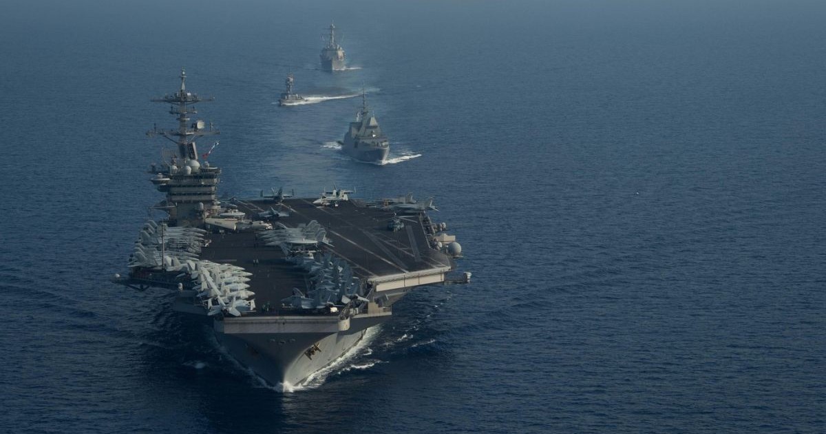 Nava USS Theodore Roosevelt pe mare, alaturi de alte nave de razboi amricane