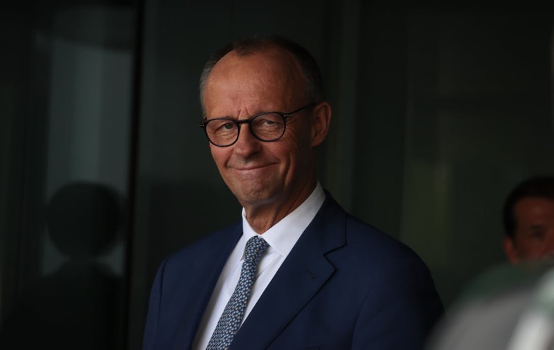 Ministrul de interne al Germaniei a oprit creșterea salarială de 65.000 de euro a cancelarului Friedrich Merz. Scandal-monstru cu măririle nesimțite aprobate de Curtea Constituțională Federală: „Dinamită socială”. „Obscen în mijlocul crizei petrolului și a prețurilor”