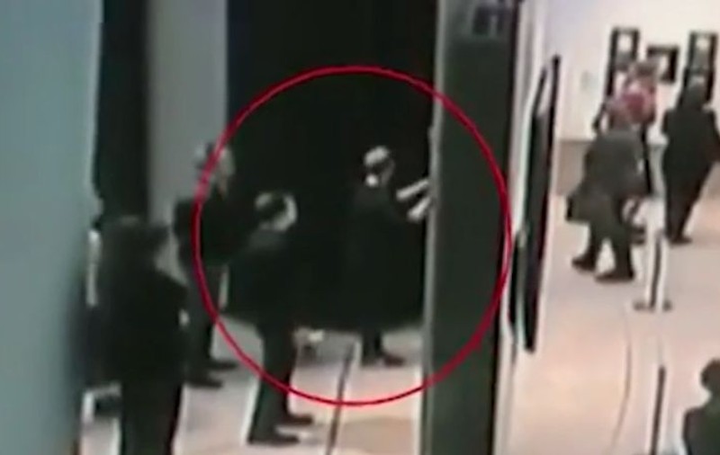 VIDEO | Momentul în care un hoț fură un tablou dintr-o galerie de artă din Rusia sub privirile vizitatorilor