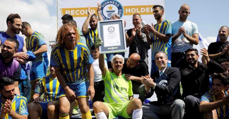 Isaak Hayk, cu diploma care atestă că este cel mai bătrân fotbalist profesionist din lume.