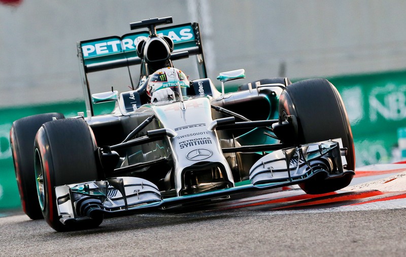 FORMULA 1 / Lewis Hamilton a câştigat titlul mondial! O maşină a luat foc!