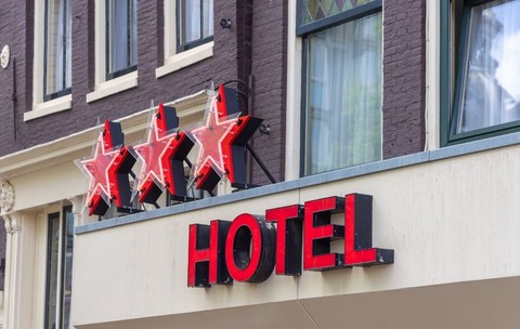 Imagine detaliată a textului unui hotel de trei stele din Amsterdam, unul dintre cele mai populare orașe turistice din Europa