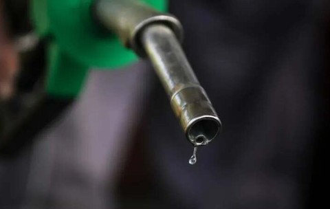 Benzina poate trece de 10 lei pe litru, motorina de 11 lei. De ce urcă prețurile atât de repede