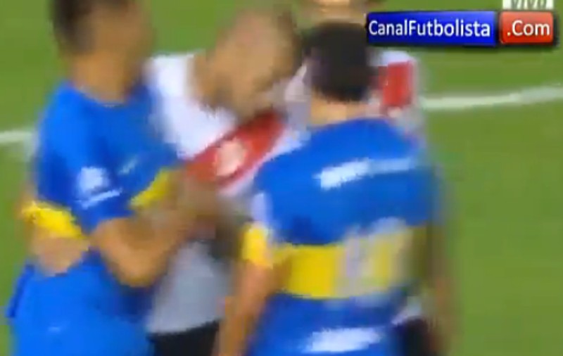 Cap în gură, la primul Superclasico din 2016! Carlos Tevez, în rolul lui Marco Materazzi din 2006! Patru eliminați în Boca Juniors - River Plate / VIDEO